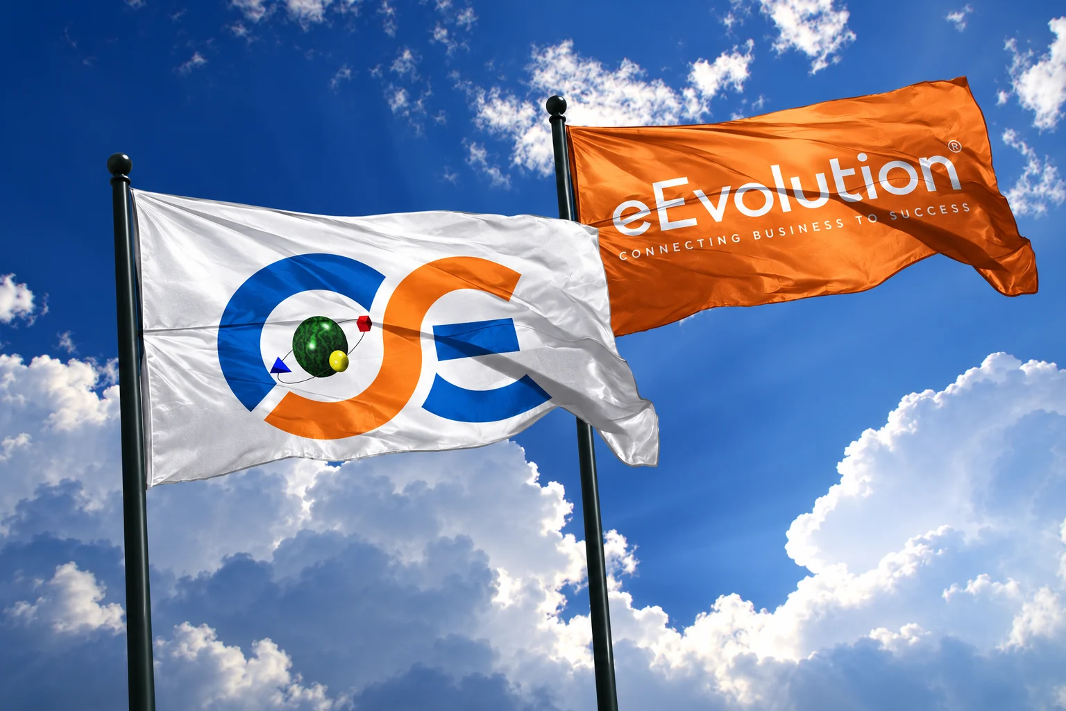 O.S.E.-Fahne vorne und eEvolution-Fahne dahinter an zwei versetzten Masten vor blauem Himmel